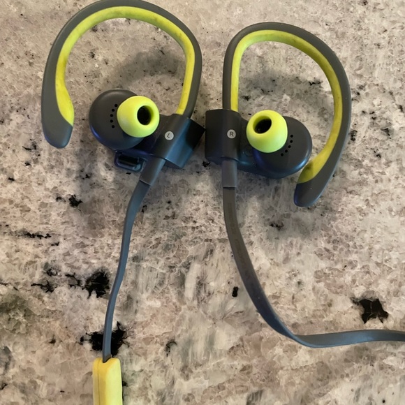 Beats by Dre wireless ear hook headphone w/case and charging cable neon green - Picture 2 of 6